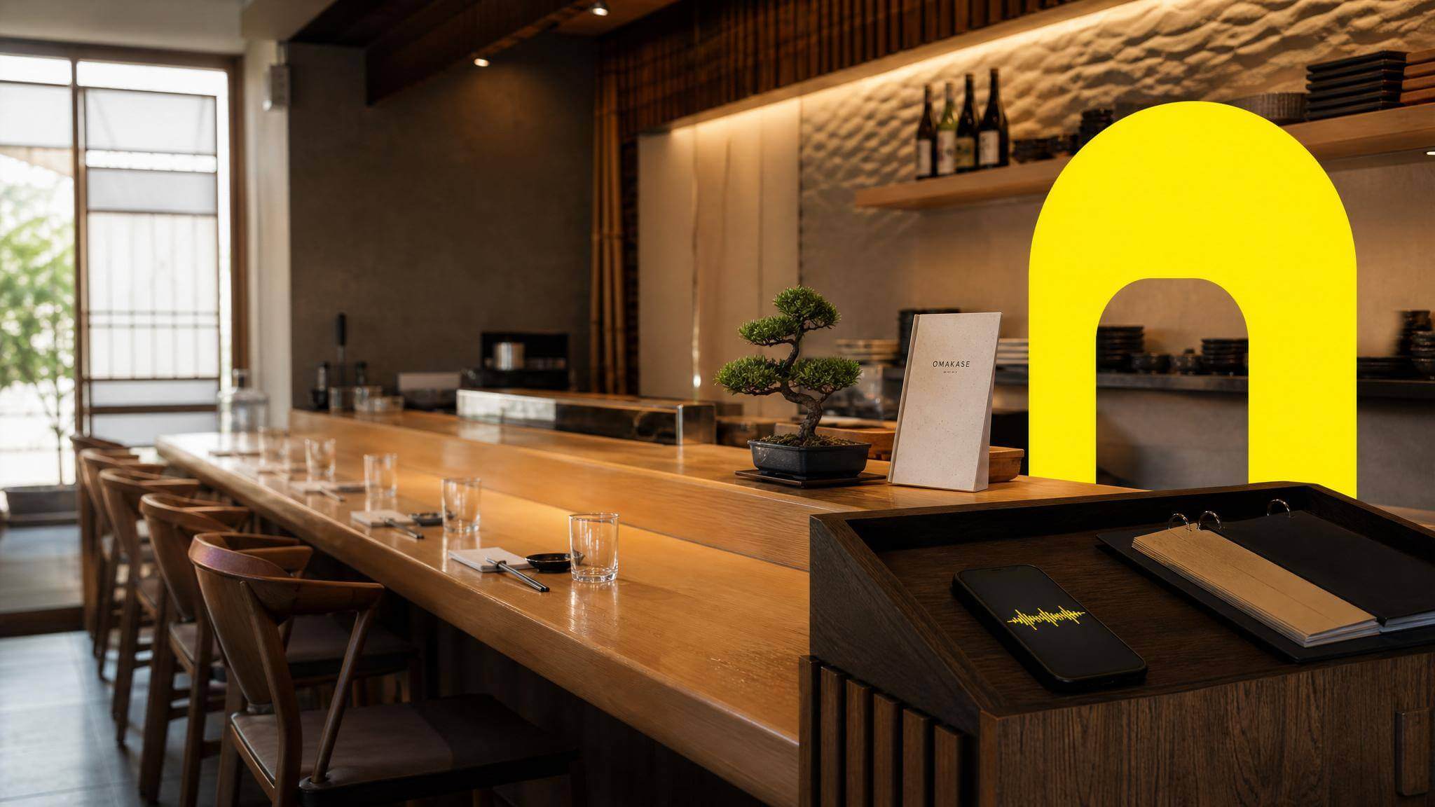 DI agentas sushi restoranui — japoniška restorano erdvė su sushi bare